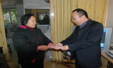 慰问困难职工 温暖职工心田