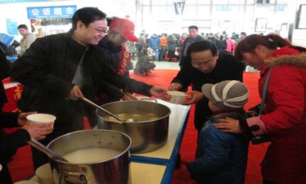 李亿中总经理到南湖汽车站为返乡旅客送免费午餐