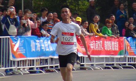 富临集团青年员工参加绵阳首届环仙海湖马拉松比赛 展现企业形象