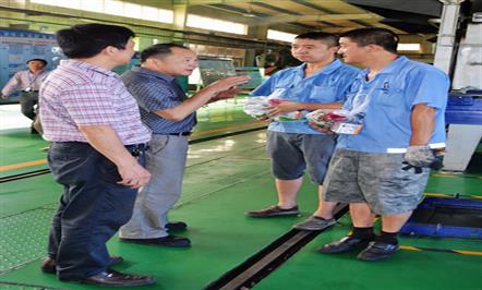 市总工会领导“送清凉” 慰问精工公司一线工人